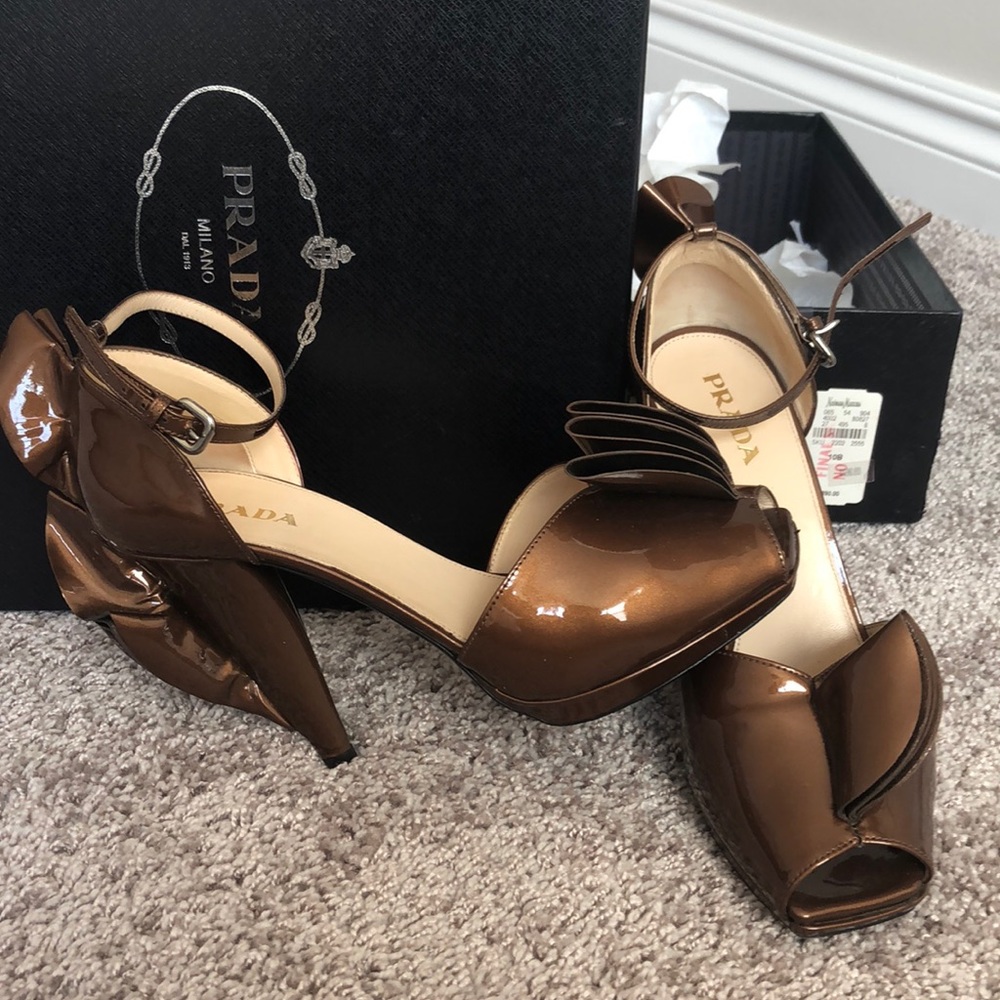 🛑 SOLD! Prada Patent Leather Sandals - Picture 2 of 9